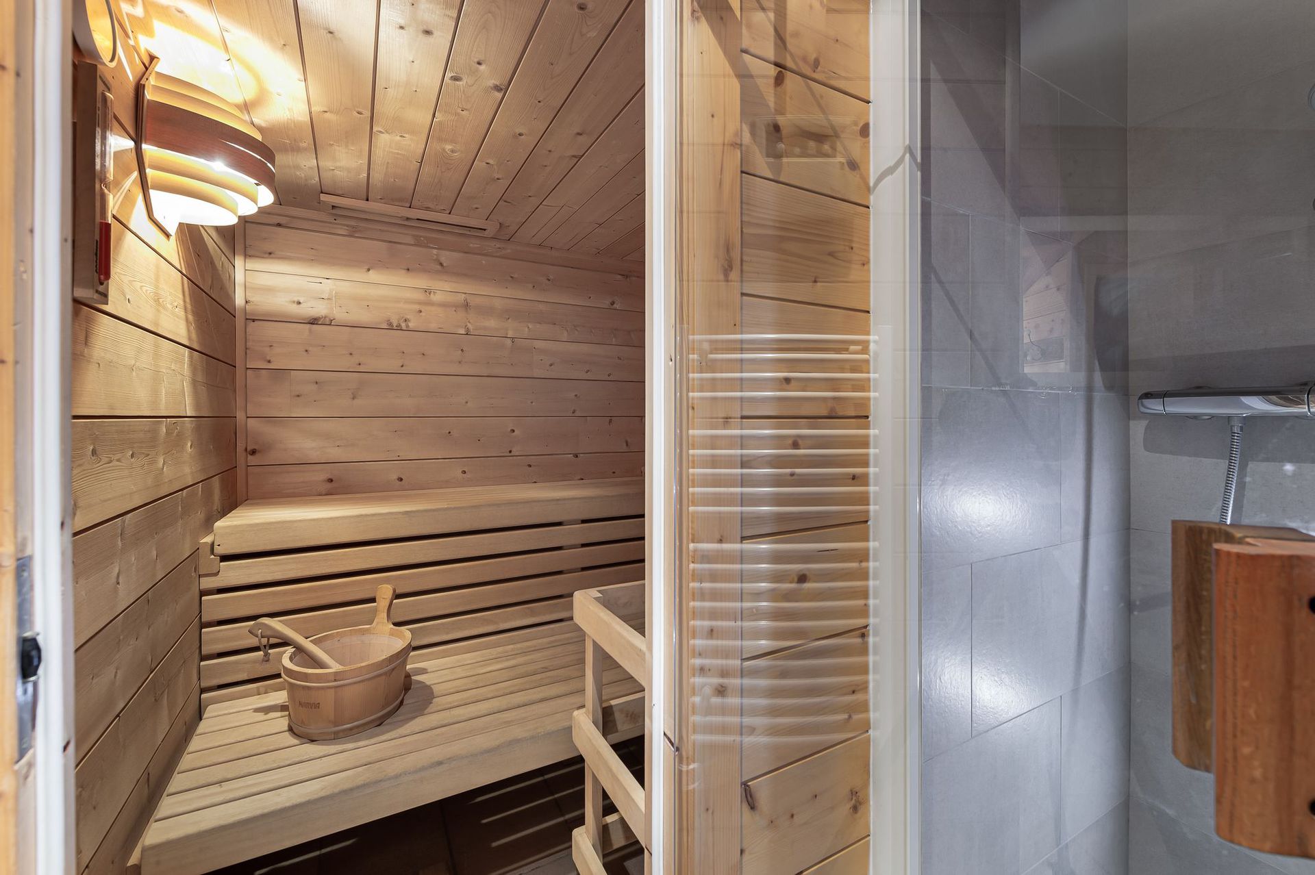 Family chalet with sauna and jacuzzi 2km from St Martin - SkiYodl